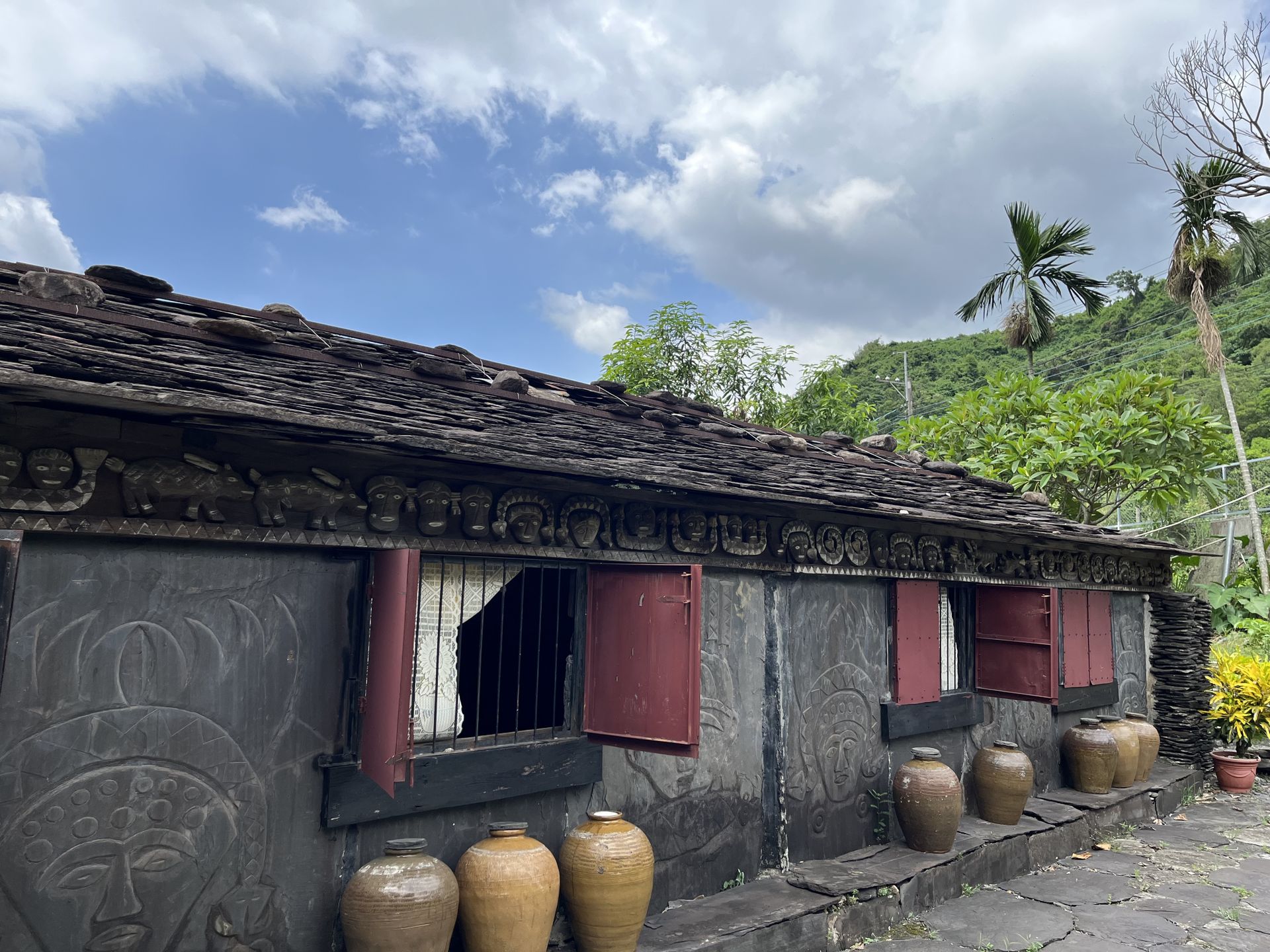 排灣族的階級在石板屋上可見，由陳甘珠丈夫所建的石板屋於屋簷下就擁有貴族才可裝飾的木雕圖騰／圖片來源：屏東排灣酒廠