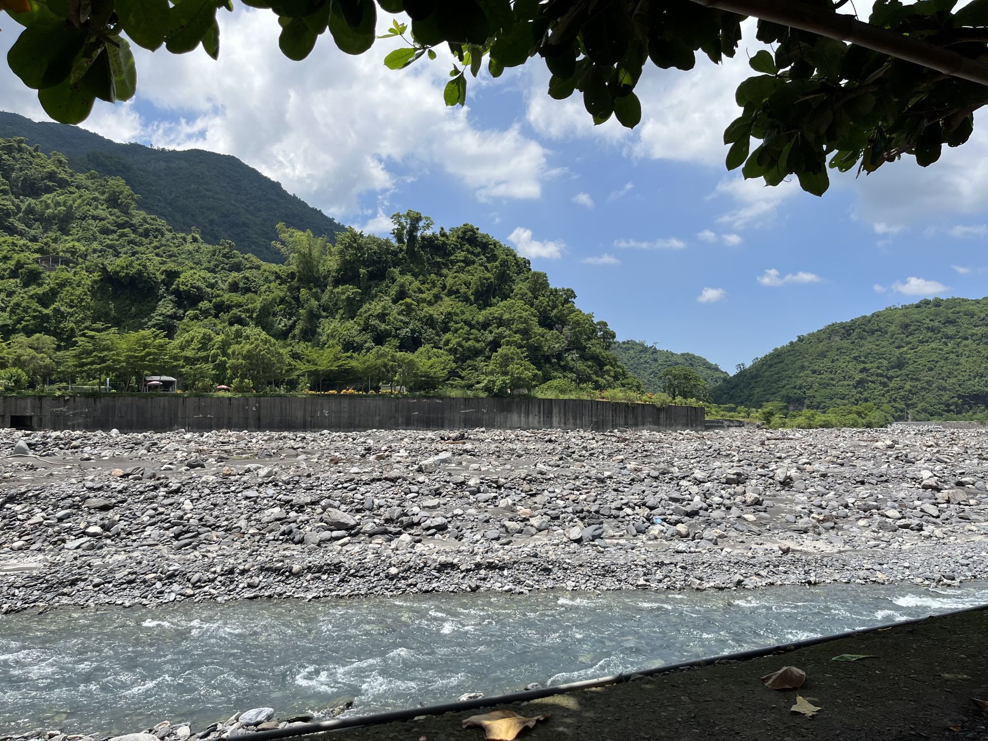 義林溪畔現居住的居民不多，陳甘珠就是其中一戶，並且擁有保留極完整的石板屋／圖片來源：屏東排灣酒廠