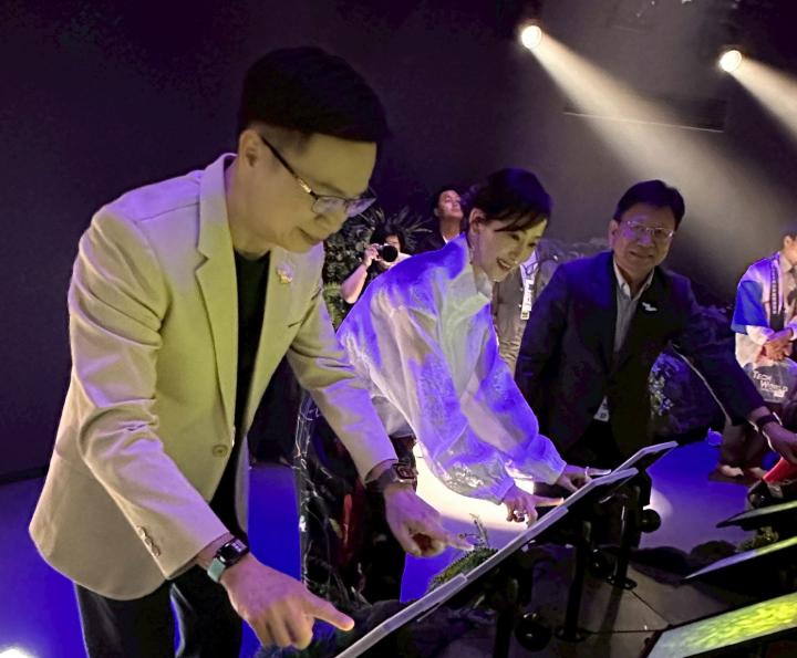 松井玲奈(中)與黃志芳名譽會長(左)共同參觀TECH WORLD館