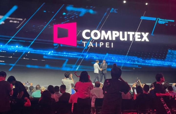 外貿協會董事長黃志芳(左)台北市電腦公會理事長彭双浪(右)在全球記者會上。