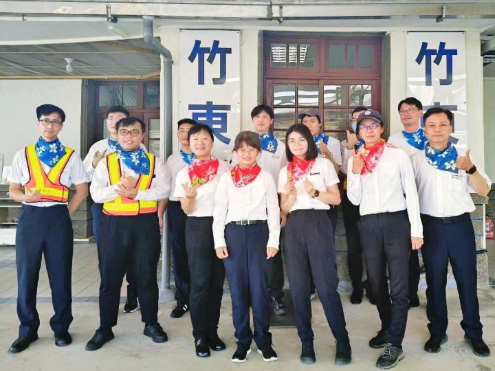 竹東站此次試辦「好客領巾日」，特別選用融合客家花布元素的領巾，站員值勤時配戴成為視覺亮點
