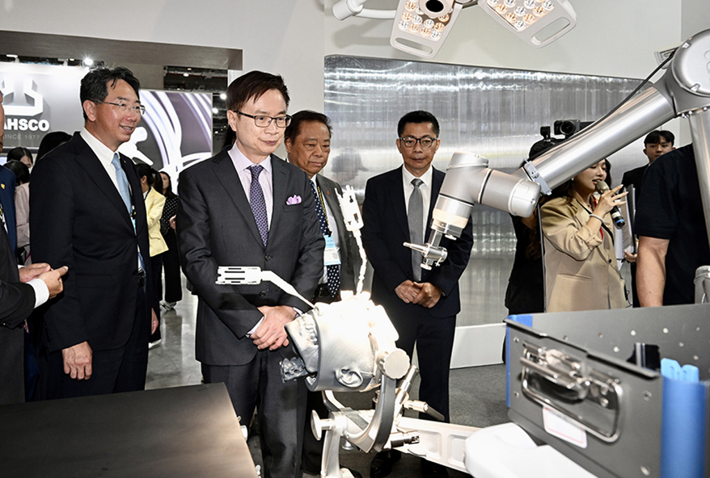 外貿協會董事長黃志芳參觀智慧醫療主題館AI臨床應用手術房