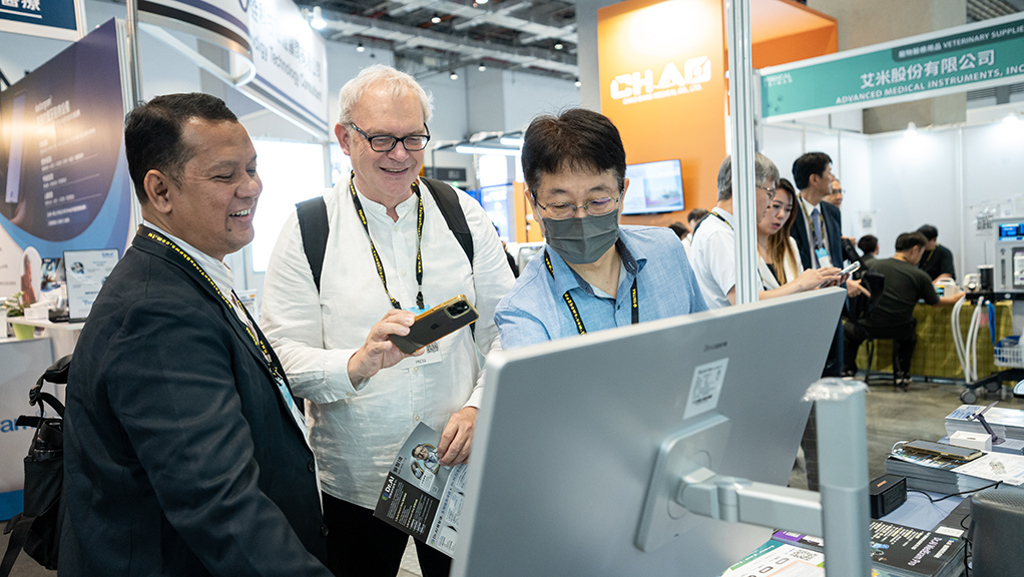 國際媒體參訪AI智慧醫療展區與現場參展商交流