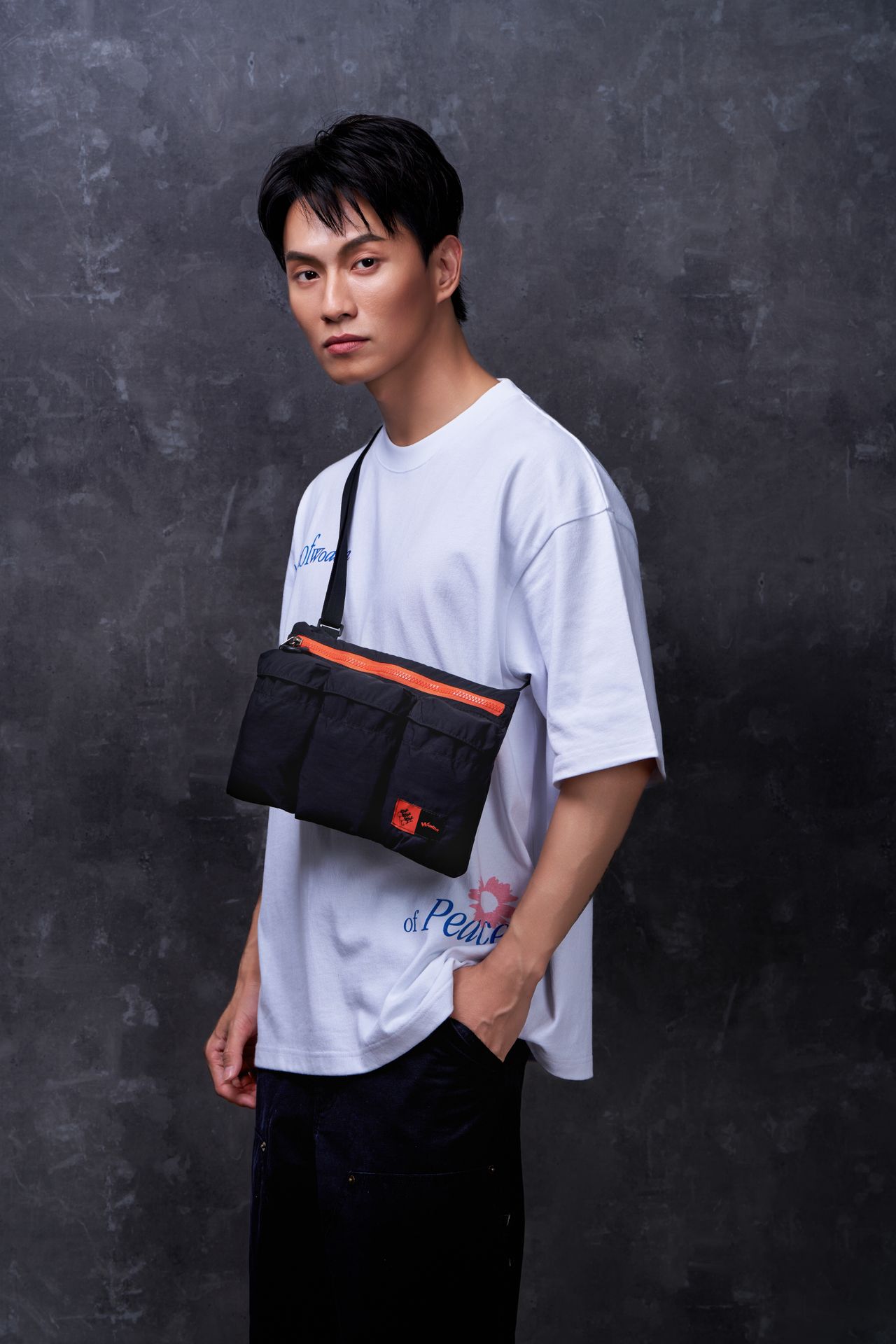 6月20日起，於全台指定菸酒專賣店，購買3瓶三隻猴子威士忌，即可獲Monkey Shoulder X WODEN®潮牌聯名肩背包。（格蘭父子提供）