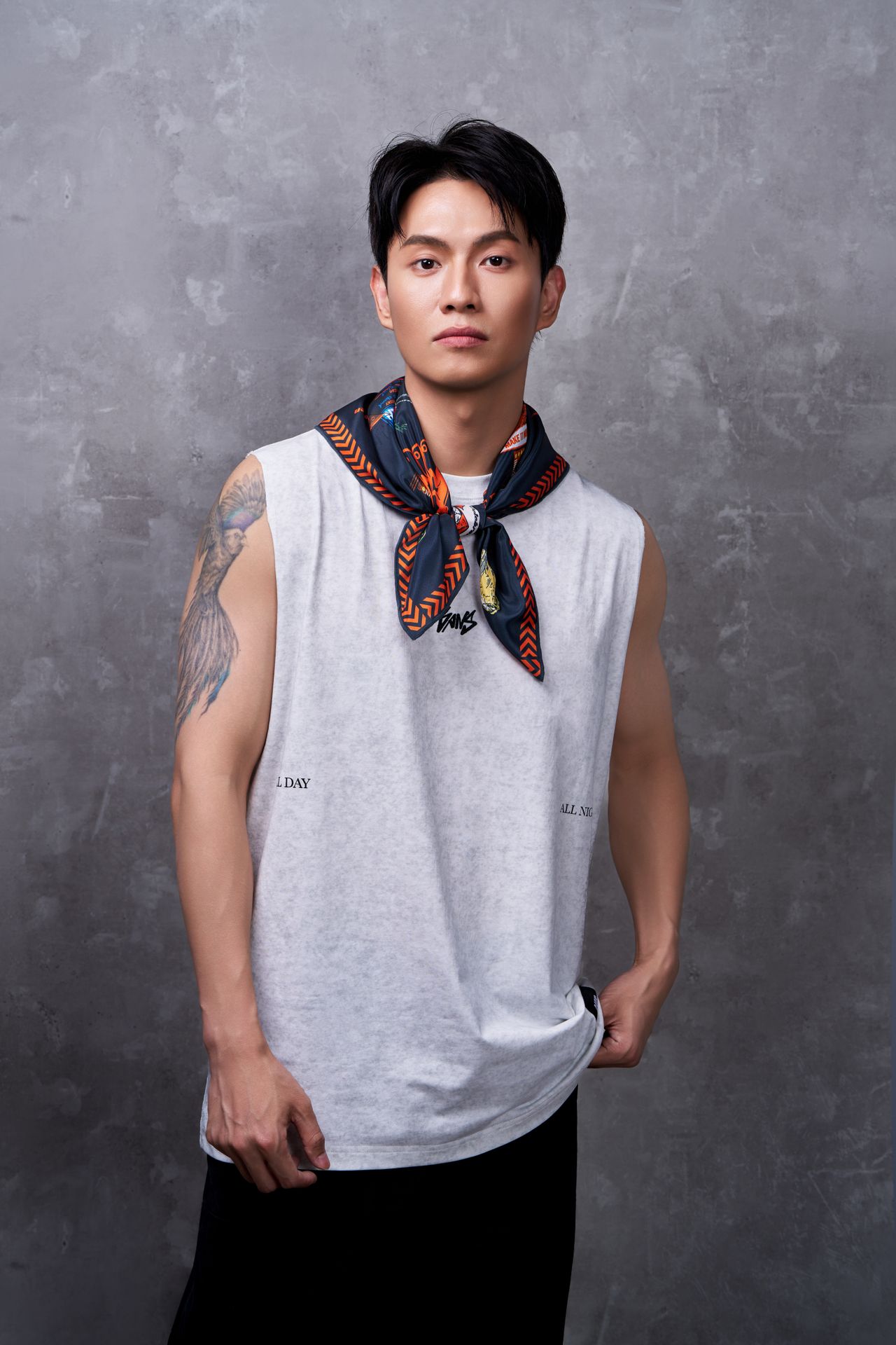 Monkey Shoulder X WODEN®聯名潮流方巾，以美式酒吧文化圖像為主題，復古設計玩出潮流新風格。（格蘭父子提供）