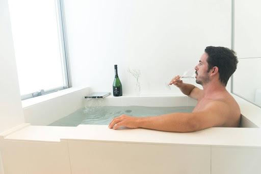 一種被稱為「Flex-Splurge」的混合型旅遊正在快速竄升：高達 32% 的亞太區年輕旅客選擇「前段背包、後段六星」的搭配邏輯