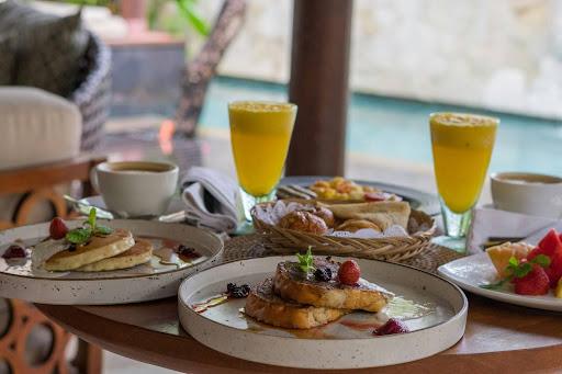 一種被稱為「Flex-Splurge」的混合型旅遊正在快速竄升：高達 32% 的亞太區年輕旅客選擇「前段背包、後段六星」的搭配邏輯