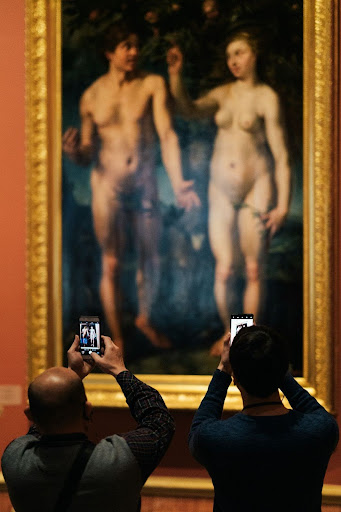 坎城影展作為世界三大影展之一，可說是演藝界的年度盛事！它誕生於1946年，是為了抗議墨索里尼（Mussolini）和希特勒（Hitler）兩威權統治者動用否決權阻止法國戰爭劇《La Grande Illusion》獲得威尼斯影展獎項