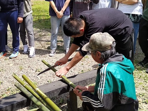 耆老協助學生鋸下桂竹以製作竹杯和竹筒飯