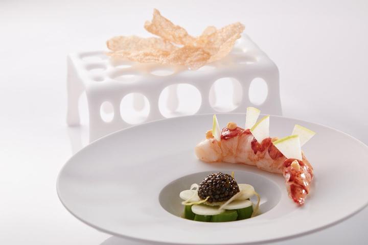 侍酒師必須熟悉瞭解主廚的烹飪風格、方式、用料，再透過了解酒款的特定年份、保存方式、開瓶後呈現的風味、熟知最佳狀態等細節，才能將完美的餐與完整的酒帶來火花