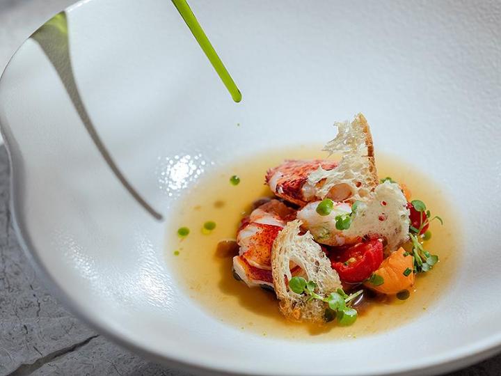 主廚蔡中和的第一套菜單以南臺灣成長記憶出發，侍酒師 Kiky 則藉以料理裡的相關元素延伸出她認為最恰當，讓客人帶有記憶點的侍酒服務