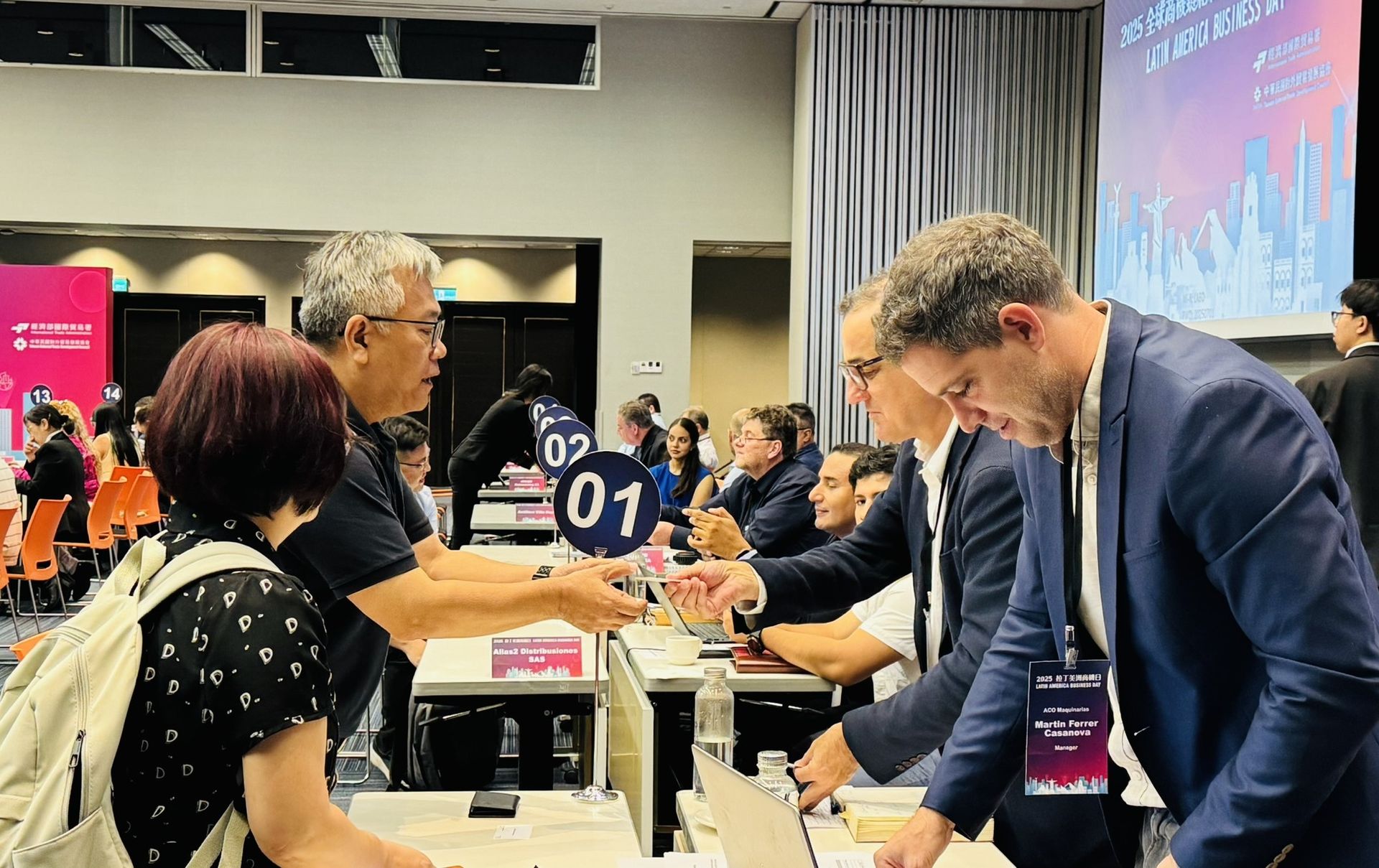 我國業者力拼新興市場商機，洽談氣氛熱絡。(貿協提供)