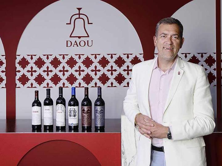 DAOU 酒莊的經營理念是「以人為本」，強調建立長期關係而非短期交易。創辦人希望你愛上他們的故事，因為那是獨一無二的