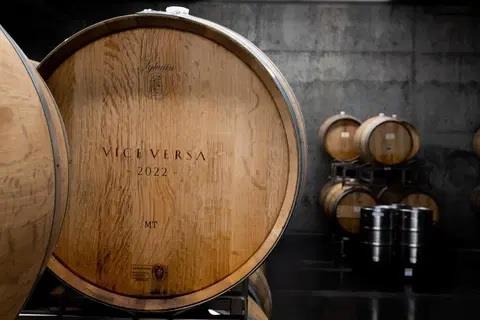 隨著氣候變暖，對成熟度的定義也跟著調整。以前覺得太冷的地點，現在反而因為能保有酸度而受到重視。同時，也重新檢視棚架管理，盡量保護果實不要過度曝曬。