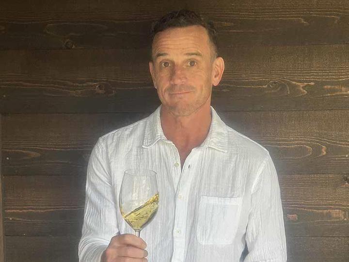 Anthony Anselmi 擁有「侍酒大師」（Master Sommelier, MS）頭銜，這是葡萄酒界最高的專業認證之一