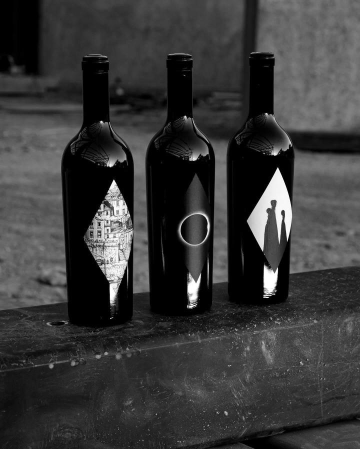 Vice Versa 的風格走在當代奢華的前端，融合現代藝術、時尚、街頭文化，打造出一個極具視覺衝擊力的品牌語言