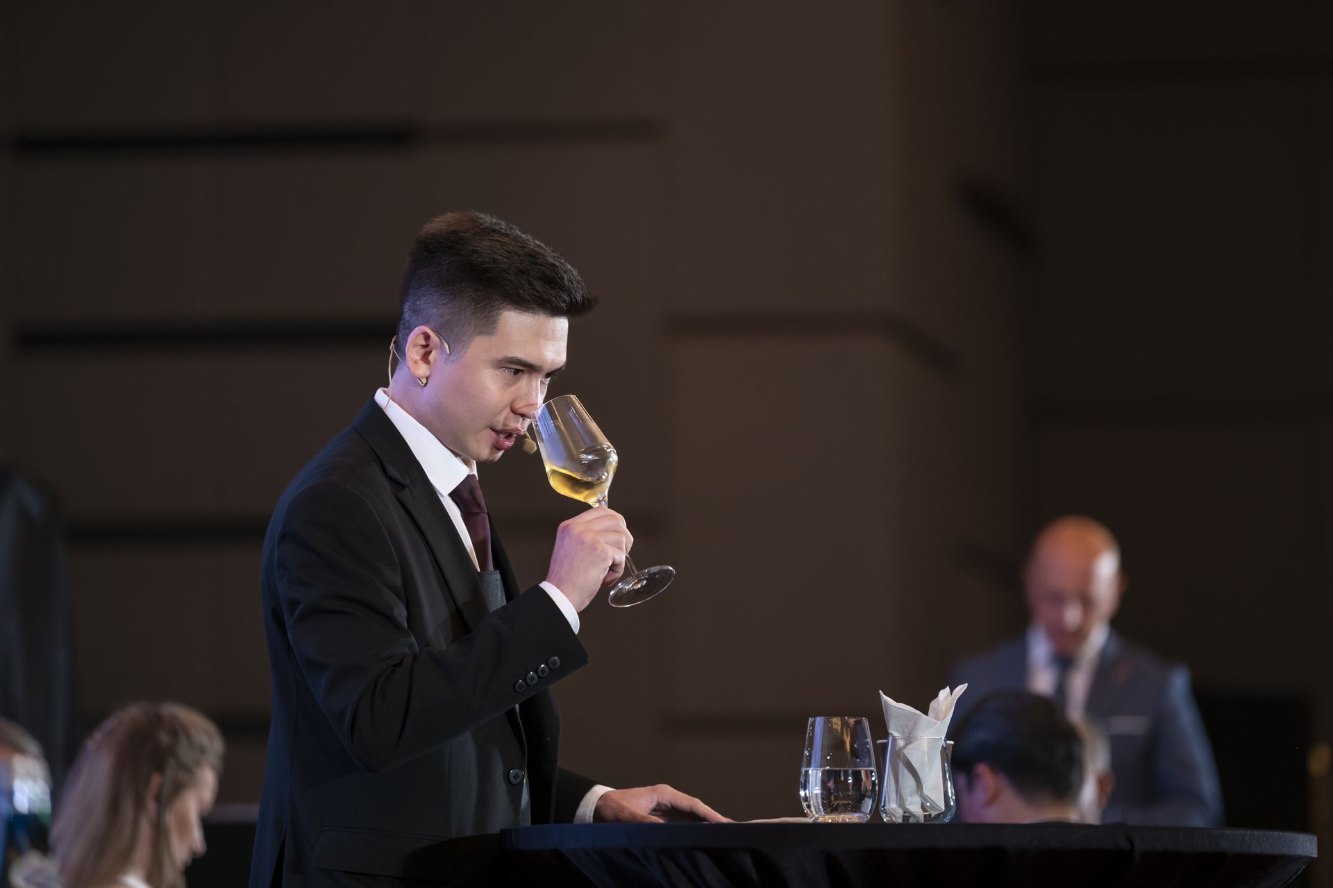 哈薩克的 Ratmir Akhmetov進行白酒盲品