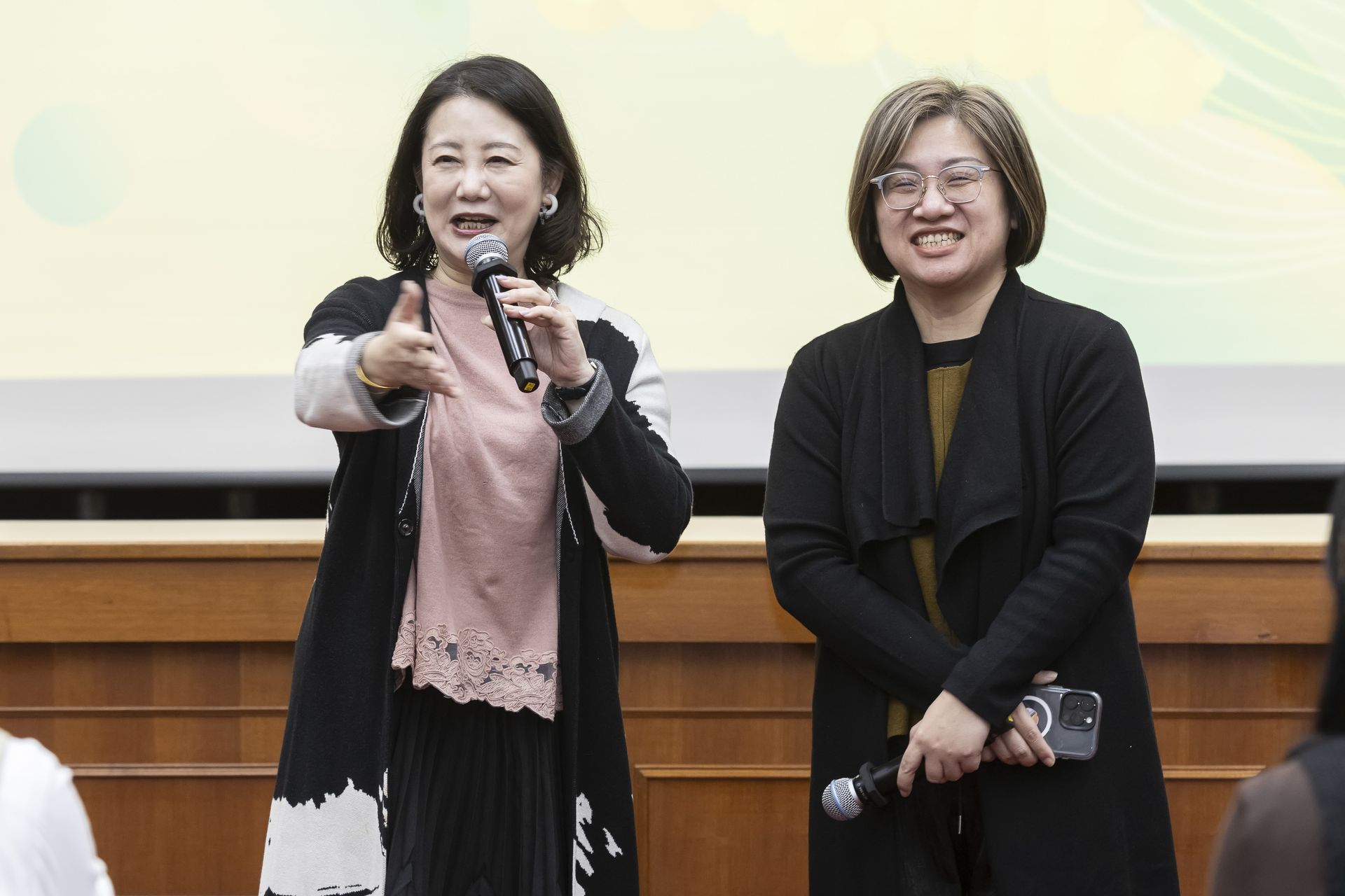 國家串連民間共築永續橋樑 第一屆「原萃獎」啟動,以企業採購力驅動原民淨零轉型 立法委員吳思瑤、立法委員陳培瑜共同上台致詞